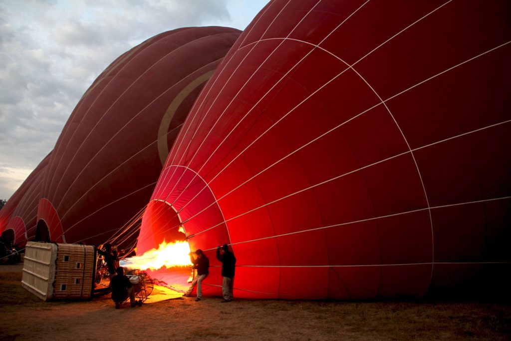 hot-air-balloon-ride-1028896_1920